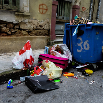 Θεσσαλονίκη: Η πρώτη σύλληψη για μπάζα και ογκώδη αντικείμενα στο πεζοδρόμιο - Κατασχέθηκε το ΙΧ του