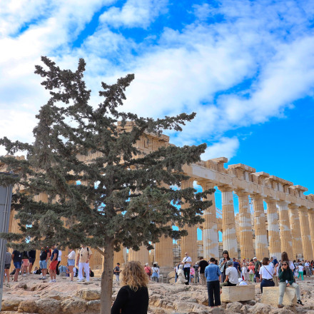 Καιρός: Ηλιόλουστη Παρασκευή με ελάχιστες τοπικές νεφώσεις - Άνεμοι έως 7 μποφόρ στο Αιγαίο