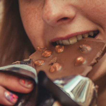 Η ψυχολογία των «ένοχων απολαύσεων» – Γιατί μπορεί να χαμογελάς και να κοκκινίζεις ταυτόχρονα