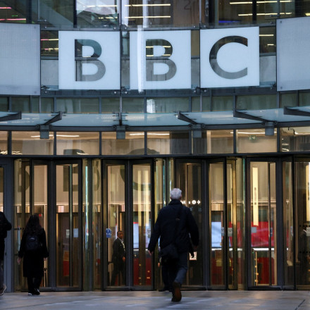 «Σεισμός» στο BBC: Γιατί κατηγορήθηκε για μοντάζ στον Τραμπ - To επίμαχο βίντεο και οι παραιτήσεις