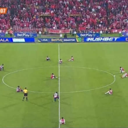 Πρωτόγνωρες καταστάσεις στην Κολομβία: Ποδοσφαιριστές ξάπλωσαν στο χορτάρι ως ένδειξη διαμαρτυρίας