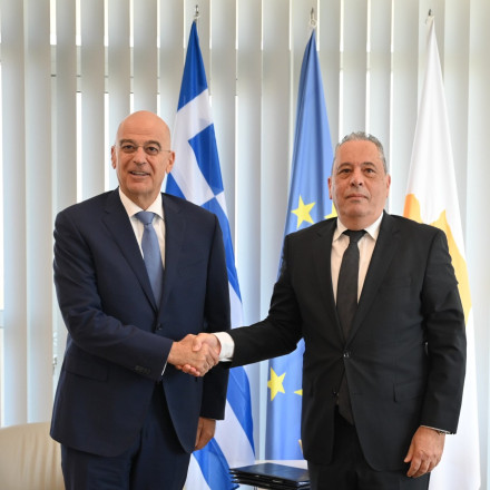 Δένδιας από Κύπρο: «Όποιος απειλεί την ΕΕ, δεν μπορεί να συμμετέχει στον μηχανισμό αντιμετώπισης»