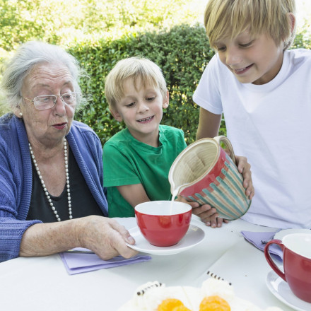 «Νταντάδες της Γειτονιάς»: Έως 500€/μήνα για γιαγιάδες και παππούδες που φροντίζουν τα εγγόνια τους