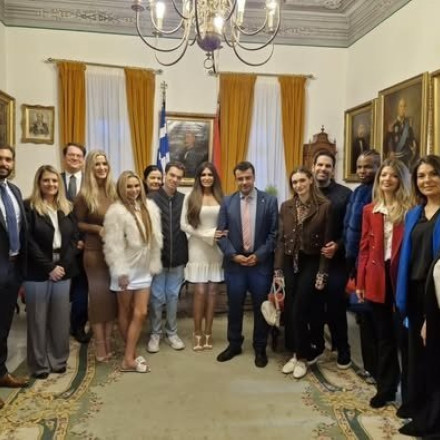 Η Ύδρα τίμησε την Κίμπερλι Γκίλφοϊλ, έλαβε το μετάλλιο του Δήμου - Και ο Αργυρός στην τελετή