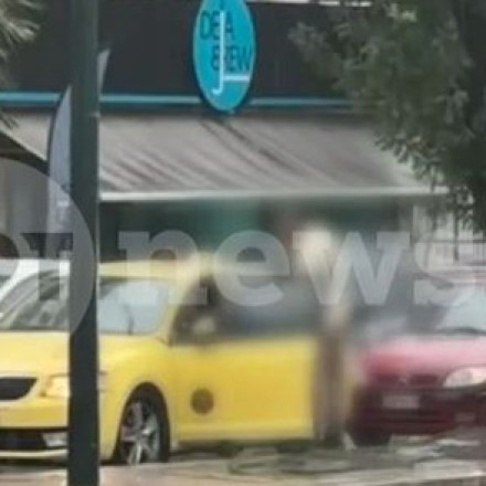 Σκηνές ντροπής στη Λένορμαν: Άνοιξε την πόρτα του ταξί και άρχισε να χτυπάει τον οδηγό - Βίντεο