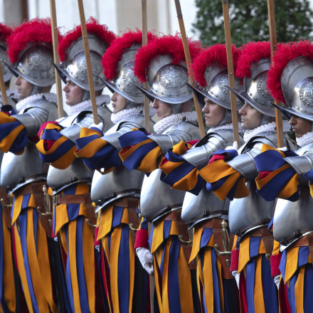 Βατικανό: Υπό έρευνα η Ελβετική Φρουρά - Καταγγελία για προσβλητική χειρονομία σε βάρος γυναικών