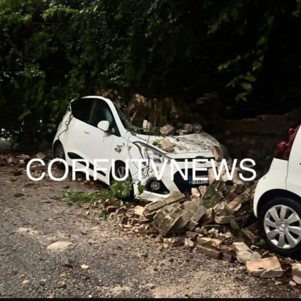 Καταιγίδες «σαρώνουν» την Κέρκυρα: Πλημμυρισμένοι δρόμοι και κατεστραμμένα αυτοκίνητα στο κέντρο