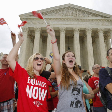 «Εμπρός πίσω» στις ΗΠΑ: Το Ανώτατο Δικαστήριο αποφασίζει αν θα πει «όχι» στο γάμο ομόφυλων ζευγαριών