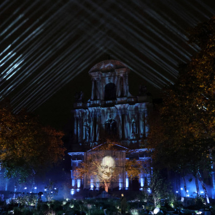 Πένθιμα χτυπούν οι καμπάνες της Παναγίας των Παρισίων για τα 10 χρόνια από το Μπατακλάν