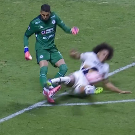 Τρομακτικός τραυματισμός τερματοφύλακα στο Μεξικό μετά από εγκληματικό τάκλιν (vid)