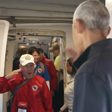 «Έχω δάκρυα στα μάτια μου»: Η απίστευτη έκπληξη του Ομπάμα σε δεκάδες βετεράνους μέσα σε αεροπλάνο