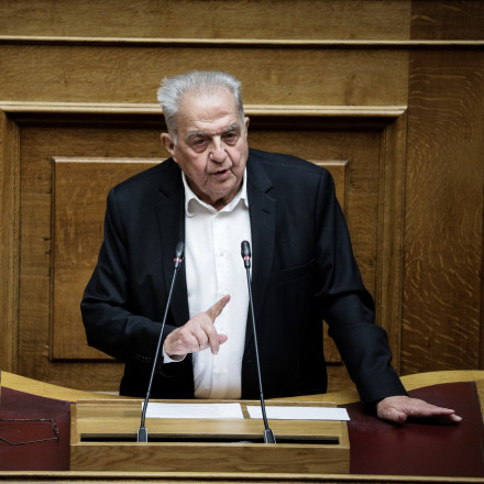 Βουλή: Ενός λεπτού σιγή στη μνήμη του Αλέκου Φλαμπουράρη