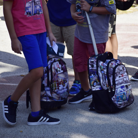 Οι τσάντες θα μένουν στο σχολείο: Η απόφαση για lockers στα δημοτικά και οι προκλήσεις