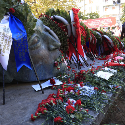 Ποιος απεικονίζεται τελικά στην κεφαλή - μνημείο του Πολυτεχνείου