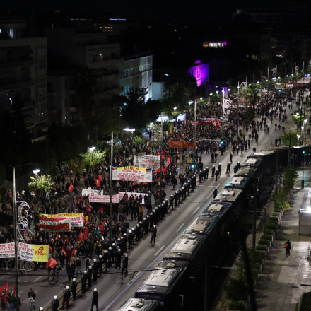Με χιλιάδες διαδηλωτές η πορεία για την 52η επέτειο του Πολυτεχνείου - 13 συλλήψεις, 48 προσαγωγές