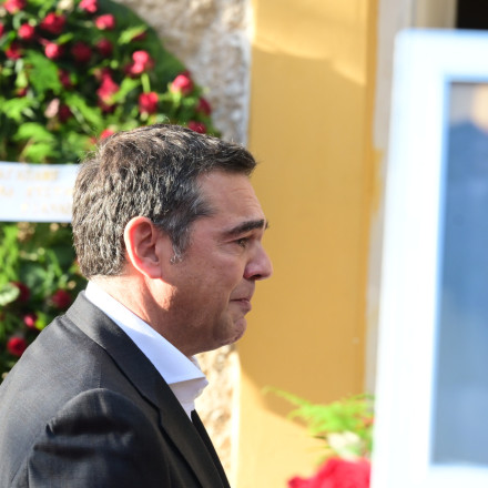 «Δεν σε αποχαιρετούμε, παππού των παιδιών μας»-Με σπασμένη φωνή ο επικήδειος Τσίπρα για Φλαμπουράρη