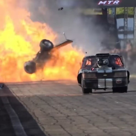 Σφοδρή σύγκρουση σε αγώνα αυτοκινήτου είχε αίσιο τέλος, με τον οδηγό να γλιτώνει από θαύμα