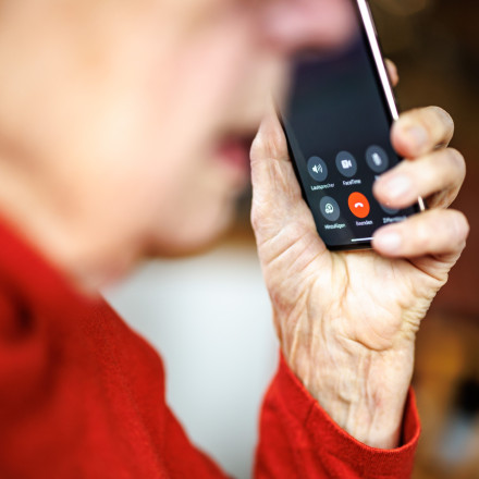 «Γιατρός», «αστυνομικός», «τεχνικός»: Οι τηλεφωνικές απάτες που αδειάζουν σπίτια και λογαριασμούς