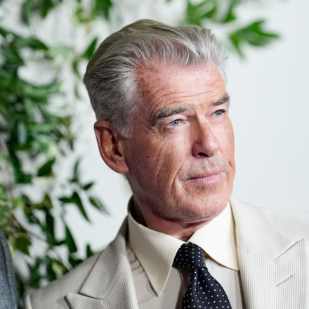 Πιρς Μπρόσναν: Αγκαλιάζει τα γηρατειά και δηλώνει «Δεν θέλω πια να πηδάω από αεροπλάνα και λεωφορεία»