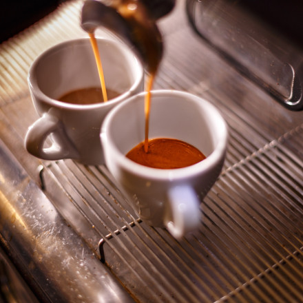 Πόσο μόλυβδο πίνουμε τελικά με τον καφέ μας – Νέα στοιχεία θέτουν τους επιστήμονες σε συναγερμό