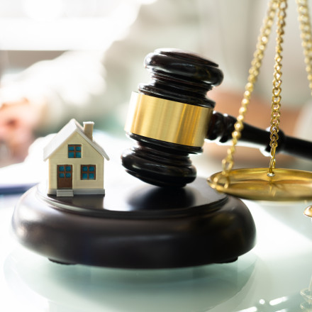 Πλειστηριασμοί με βαριά ονόματα: Ferrari, ξενοδοχεία και βίλες επωνύμων βγαίνουν στο σφυρί