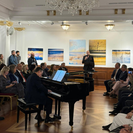 «Ρέον Φως–Γένεσις»: Η μαγεία της φωτογραφίας του Νίκου Κασέρη φωτίζει το Σισμανόγλειο Μέγαρο