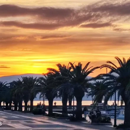 Μαγευτικό ηλιοβασίλεμα στο Ναύπλιο: Μια πόλη λουσμένη στο χρυσό φως του Νοέμβρη