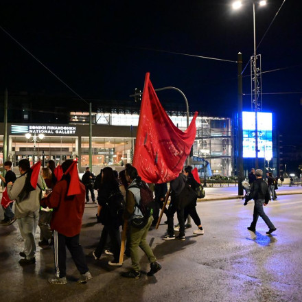 Ολοκληρώθηκε η πορεία για το Πολυτεχνείο - Δεκάδες προσαγωγές και συλλήψεις - «Αστακός» το Κέντρο