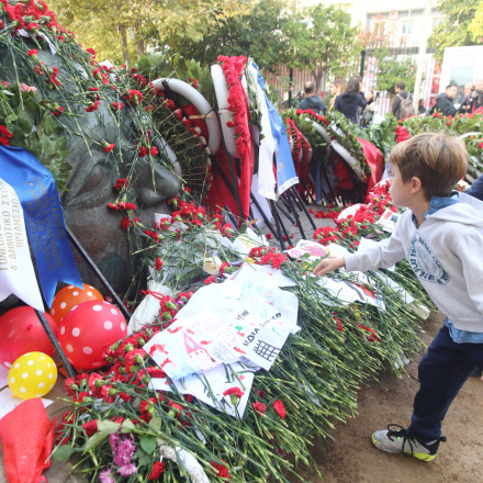 Το Πολυτεχνείο άνοιξε τις πύλες του - Πλήθος κόσμου αποτίει φόρο τιμής, «αστακός» το Κέντρο