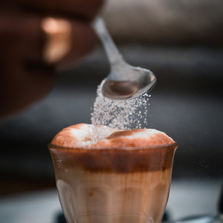 12 σημάδια ότι καταναλώνεις πολύ ζάχαρη – Τι πρέπει να προσέχεις