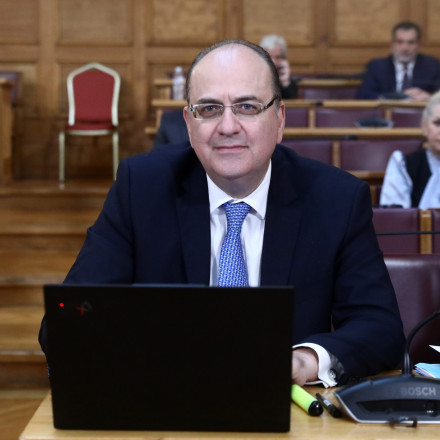 Βαρύ κλίμα για Λαζαρίδη μετά την παρέμβαση της Ντόρας: «Να διευκολύνει τον πρωθυπουργό και το κόμμα»