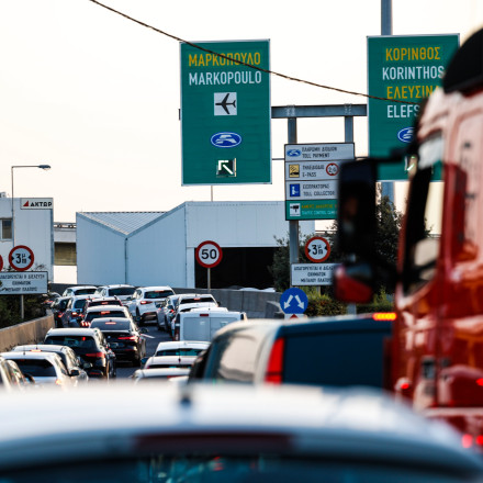 Αλαλούμ στην Αττική Οδό μετά από φωτιά σε ΙΧ - Προβλήματα και σε Κηφισό, Κηφισίας