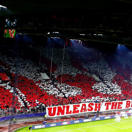 Το «Καραϊσκάκης» ντύνεται κόκκινο: Επικό κορεό για τη μεγάλη ευρωπαϊκή βραδιά