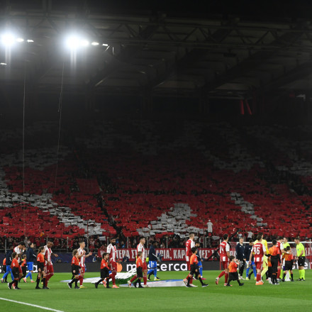 «Ο βασιλιάς της Ευρώπης είναι εδώ» - Το φαντασμαγορικό κορεό των φίλων του Ολυμπιακού (vid)