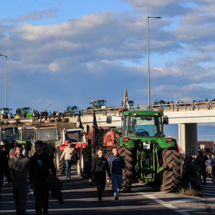 Οι αγρότες έκλεισαν την Εθνική Οδό στα Μάλγαρα - Ένταση στο σημείο, οδηγός έπεσε πάνω σε τρακτέρ