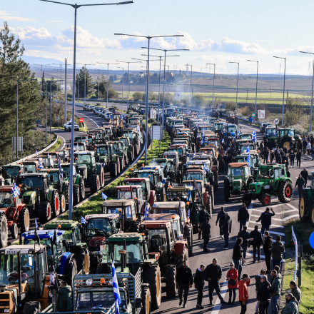 Μπλόκα αγροτών: Κλιμακώνονται οι κινητοποιήσεις - Εξετάζεται αποκλεισμός του λιμανιού στον Βόλο