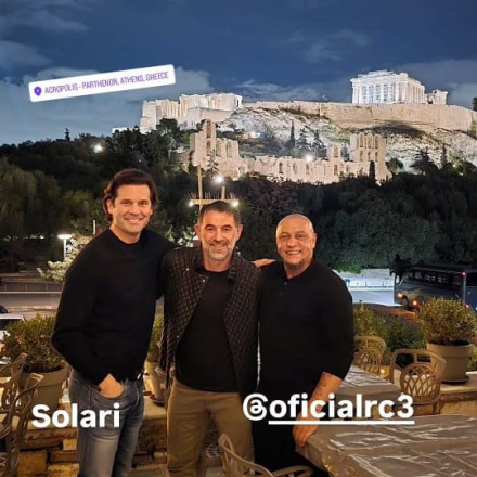 Δείπνο Θρύλων στην Αθήνα: Καραγκούνης, Ρομπέρτο Κάρλος και Σολάρι με φόντο την Ακρόπολη (photos)