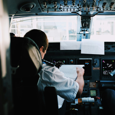 Γιατί οι πιλότοι χρησιμοποιούν τον όρο «Roger» αντί να απαντούν «ναι»