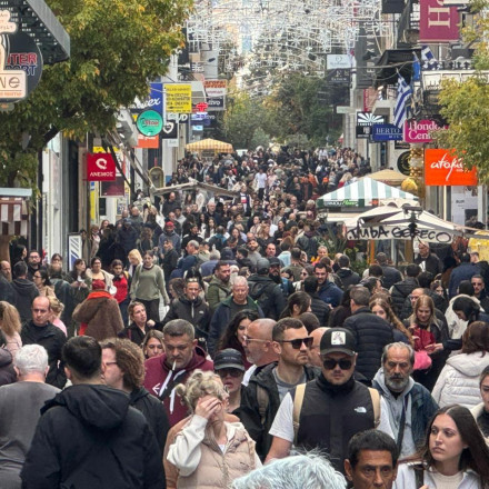 H Black Friday μέσα από τον φακό του Flash.gr: «Kυνήγι» προσφορών από τους καταναλωτές παρά τη βροχή