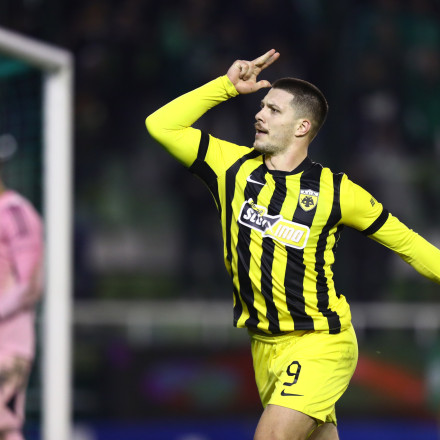 Το «μυστήριο» λύθηκε: Αυτός πήρε την φανέλα του Γιόβιτς μετά το χατ-τρικ στον Παναθηναϊκό