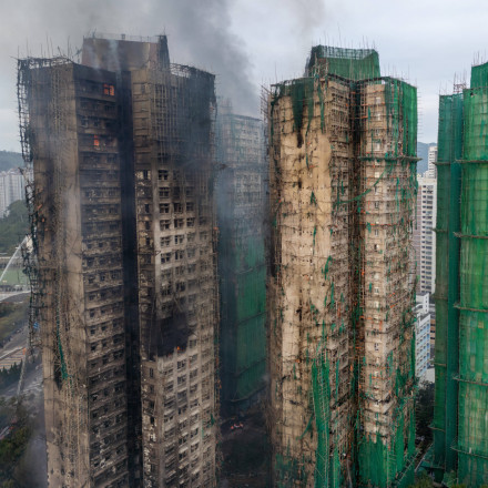 2.000 άνθρωποι σε 31 ορόφους: Τι είναι το Wang Fuk Court στο Χονγκ Κονγκ που έγινε παγίδα θανάτου