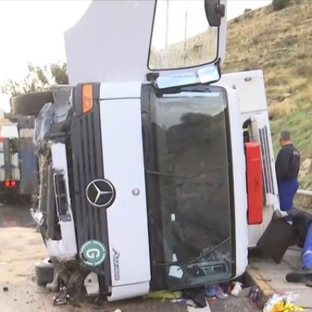 Θανατηφόρο τροχαίο στο Κερατσίνι με ανατροπή φορτηγού - Νεκρή η μητέρα του οδηγού