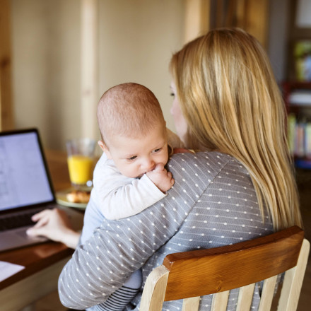 Καταιγίδα ανακλήσεων στο επίδομα μητρότητας – Εκατοντάδες γυναίκες «στον αέρα» λόγω λάθους ερμηνείας