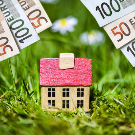 Το 35% του εισοδήματος «φεύγει» για το σπίτι – 43% σε ληξιπρόθεσμα, 19% χωρίς επαρκή θέρμανση