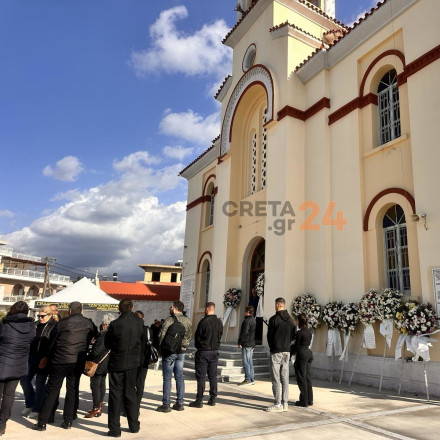 Οδύνη στην κηδεία του 19χρονου Ραφαήλ στο Τυμπάκι - «Αντίο» με λευκά τριαντάφυλλα