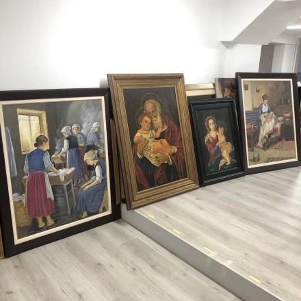 Ελεύθεροι ο 57χρονος δικηγόρος και ο 42χρονος συγκατηγορούμενός του για τους πλαστούς πίνακες