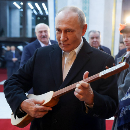 Στη... μουσική το έριξε ο Πούτιν: Δοκίμασε τις ικανότητές του σε παραδοσιακό όργανο του Κιργιστάν