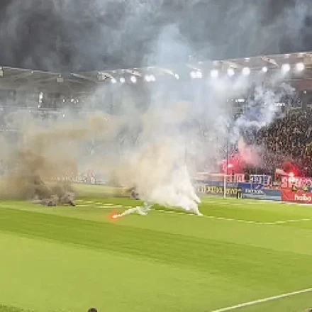 Χάος στο Νόρκεπινγκ: Οπαδοί έκαψαν τον χλοοτάπητα μετά τον υποβιβασμό της ομάδας τους (vid)
