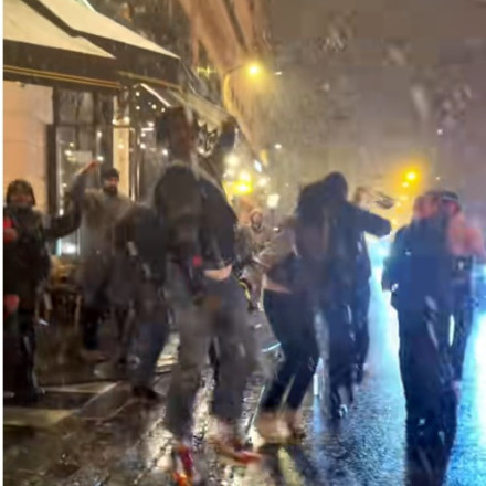 Τραγουδώντας... στο χιόνι το «All I want for Christmas is you» - Υπέροχο βίντεο από το Παρίσι