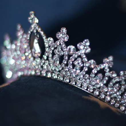 Το στέμμα της Μις Αγγλία για πρώτη φορά σε ανοιχτά ομοφυλόφιλη - Ήταν θύμα bullying στο σχολείο